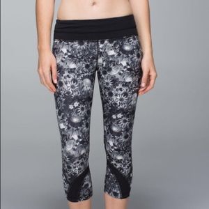 🖤Lululemon flowabunga Inspire Crop🌸